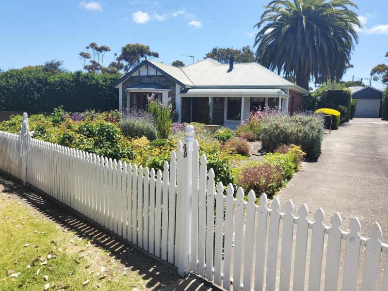 49 The Crescent, Victor Harbor SA 5211