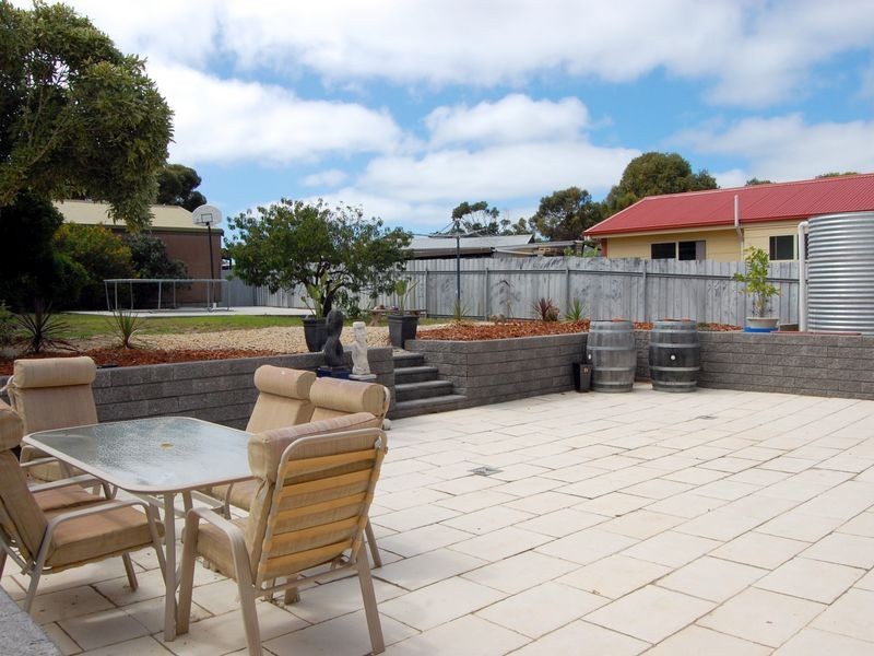 8 Greenhills Road, Victor Harbor SA 5211