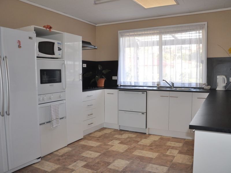 10 Higgins Street, Encounter Bay SA 5211