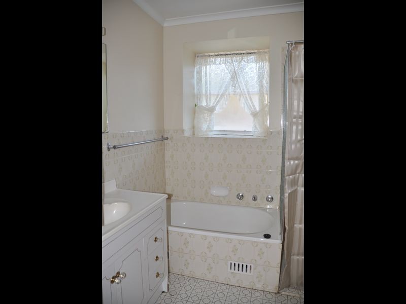 9 Warland Avenue, Victor Harbor SA 5211