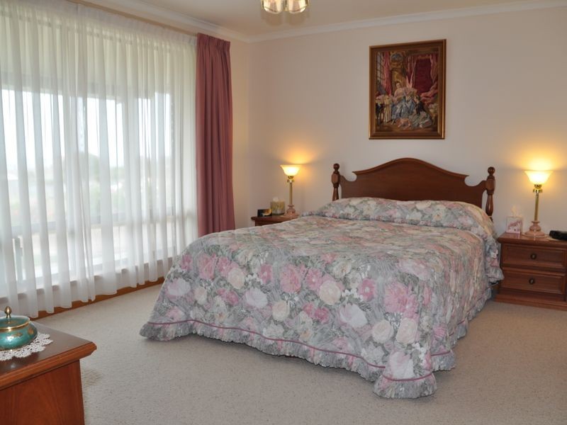21 Norma Crescent, Encounter Bay SA 5211