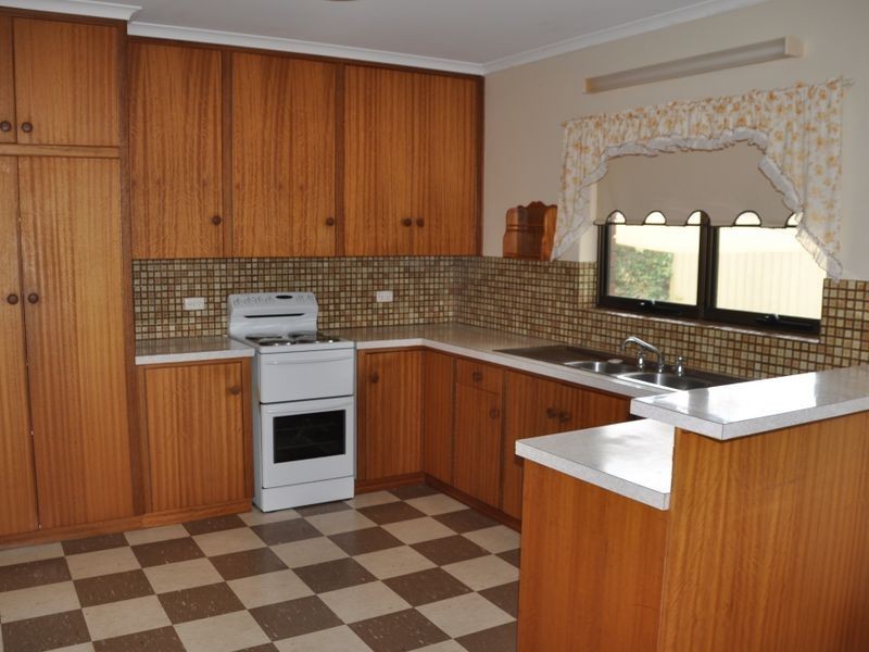 51 Renown Avenue, Victor Harbor SA 5211