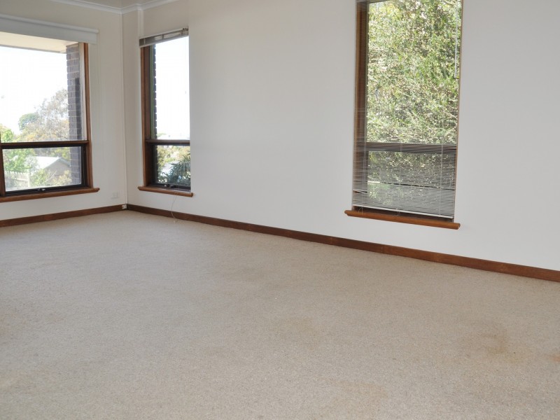 11 Hillview Road, Victor Harbor SA 5211