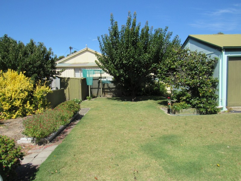 17 Oval Road, Victor Harbor SA 5211