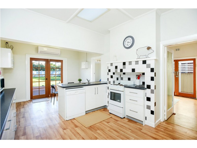 28 Lindsay Street, Victor Harbor SA 5211