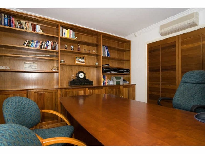 38 Raby Bay Boulevard, Raby Bay QLD 4163