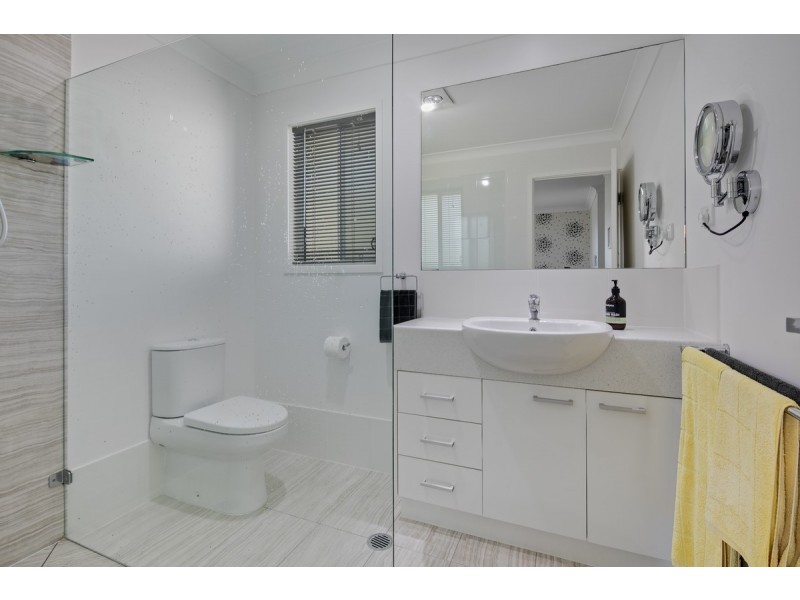 17 Pear Street, Redland Bay QLD 4165