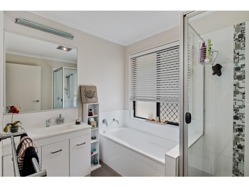 4 Estuary Avenue, Victoria Point QLD 4165