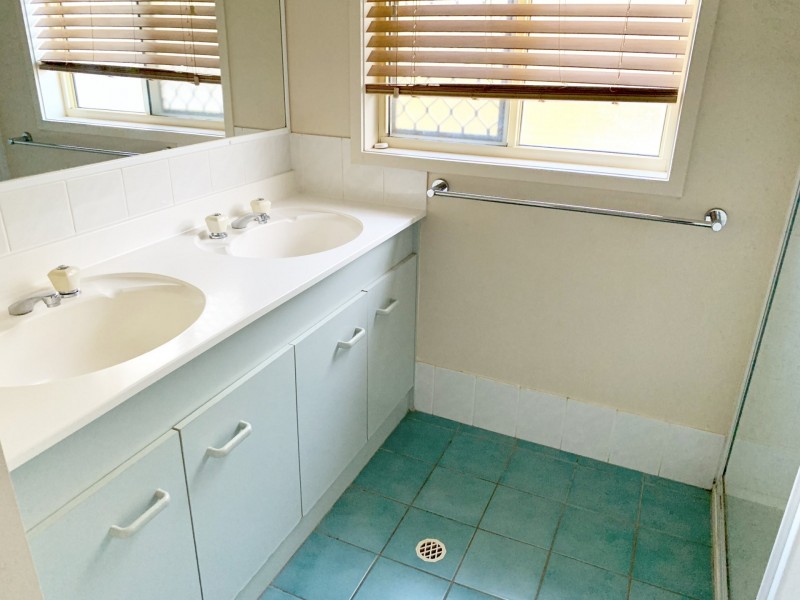 6 Robert Court, Redland Bay QLD 4165