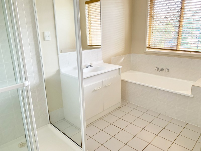 6 Robert Court, Redland Bay QLD 4165