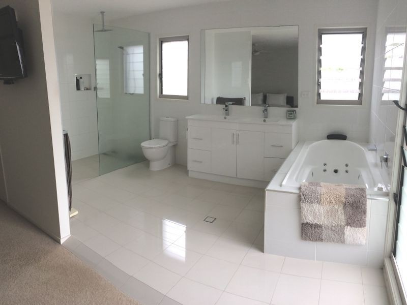 105 Broadwater Terrace, Redland Bay QLD 4165