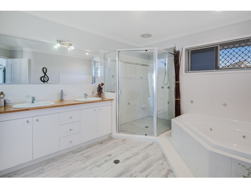 25 Penzance Drive, Redland Bay QLD 4165