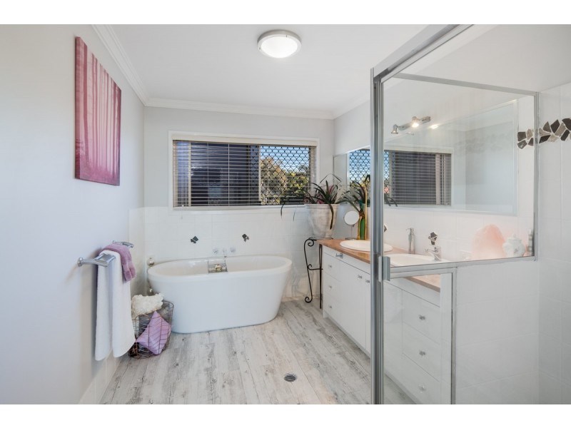 25 Penzance Drive, Redland Bay QLD 4165