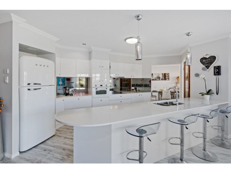 25 Penzance Drive, Redland Bay QLD 4165