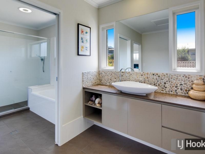 8 Cleveland Terrace, Ormiston QLD 4160