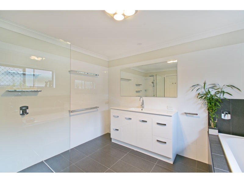 24 Lawn Terrace, Capalaba QLD 4157