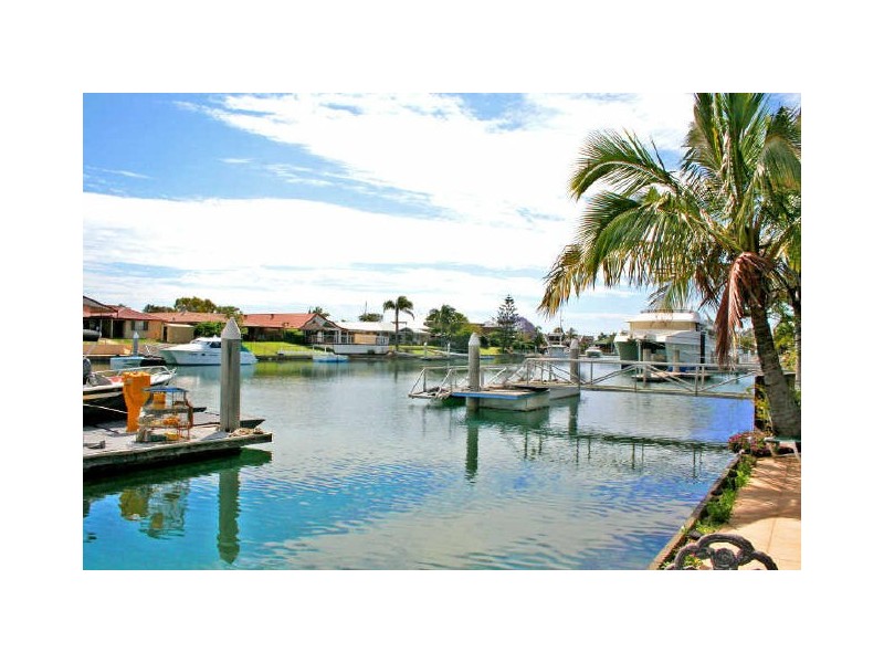 10 Bowsprit Parade, Raby Bay QLD 4163