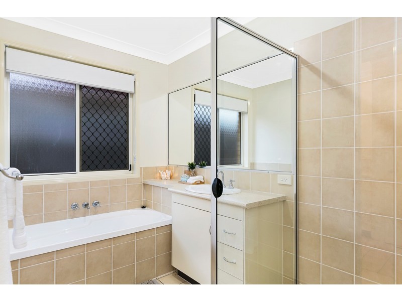 8 Sailfish Avenue, Birkdale QLD 4159