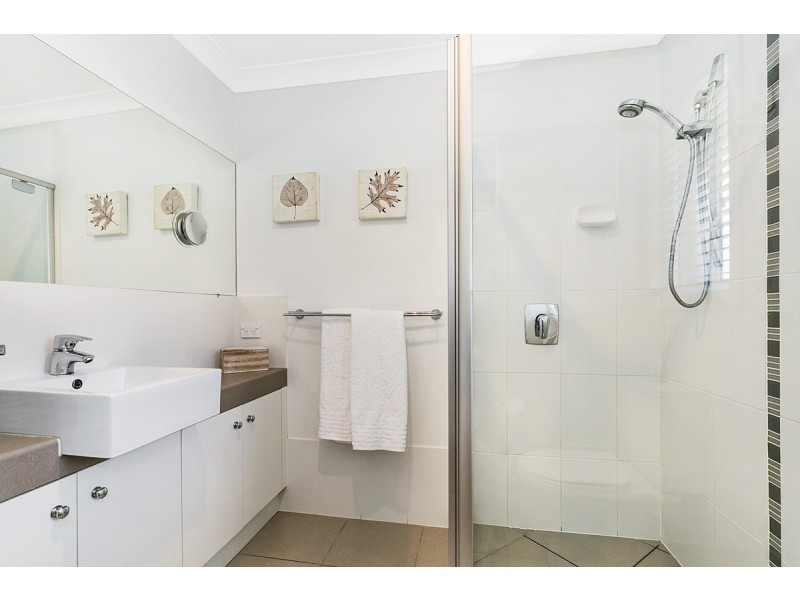 1/2 Shearwater Street, Cleveland QLD 4163