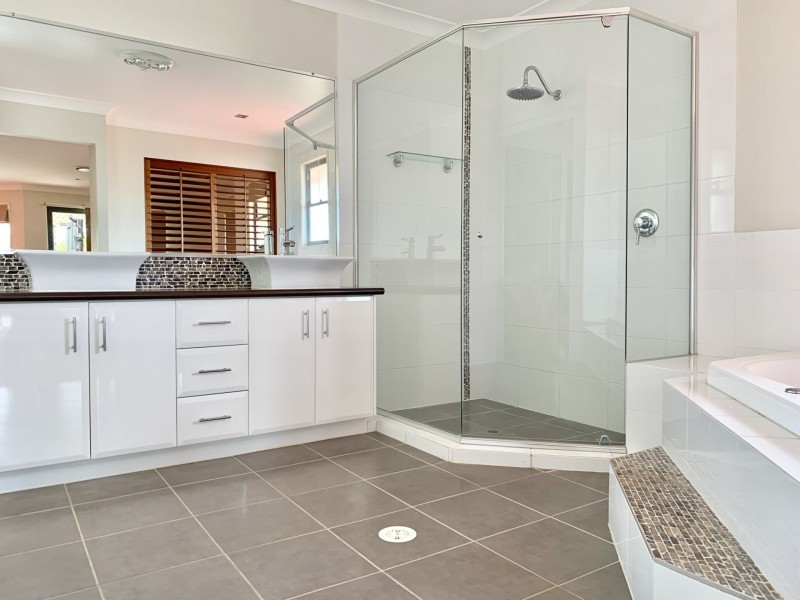 8 Yorston Place, Ormiston QLD 4160