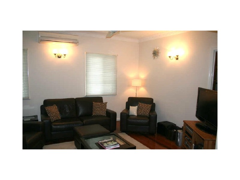 64 Brooks Street, Camp Hill QLD 4152