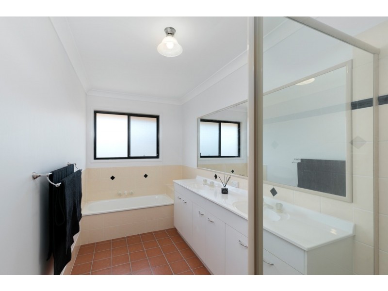 2 Seaholly Crescent, Victoria Point QLD 4165