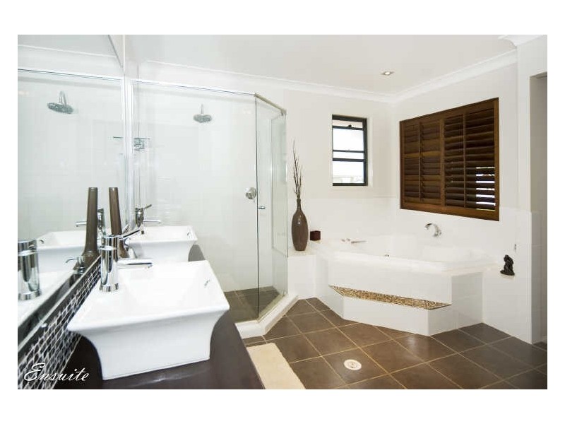 8 Yorston Place, Ormiston QLD 4160