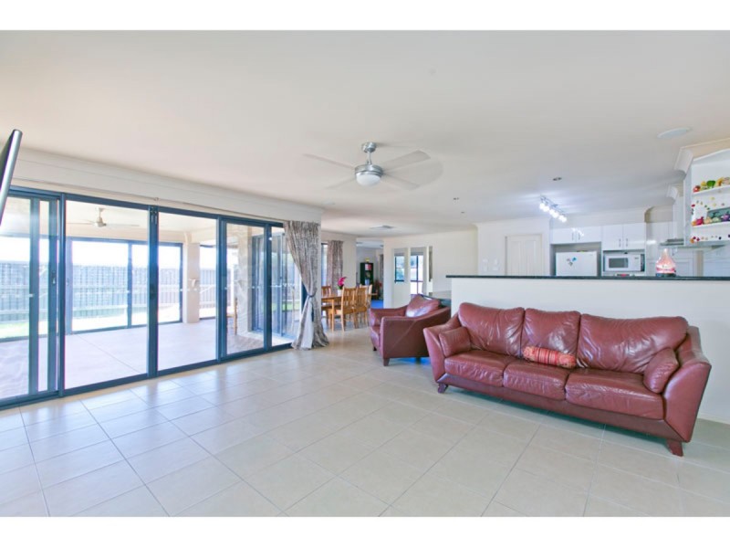 14 Gloria Parade, Redland Bay QLD 4165