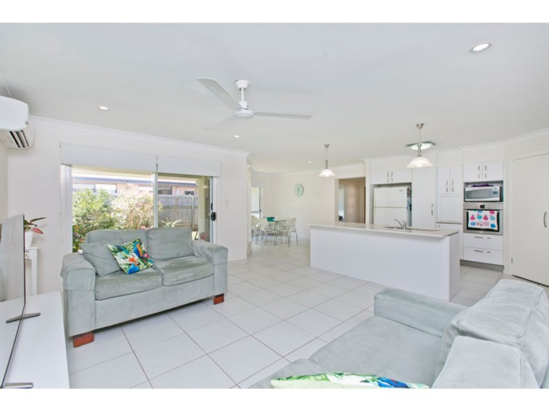 12 Gloria Parade, Redland Bay QLD 4165