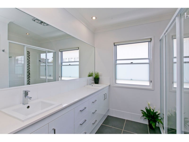 11 Arthur Street, Wellington Point QLD 4160