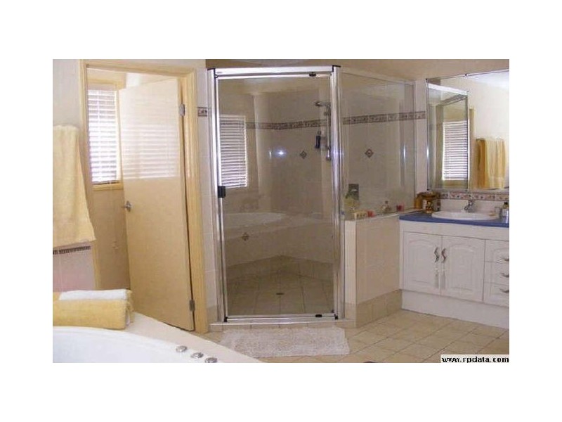 54 Spinnaker Crt, Redland Bay QLD 4165