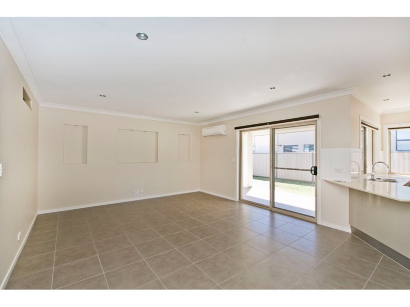 6 Lois Place, Redland Bay QLD 4165