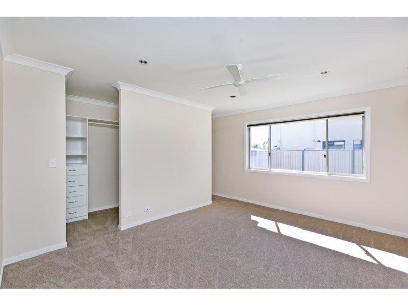 6 Lois Place, Redland Bay QLD 4165