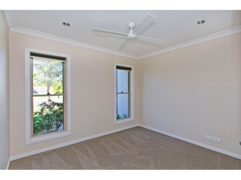 6 Lois Place, Redland Bay QLD 4165