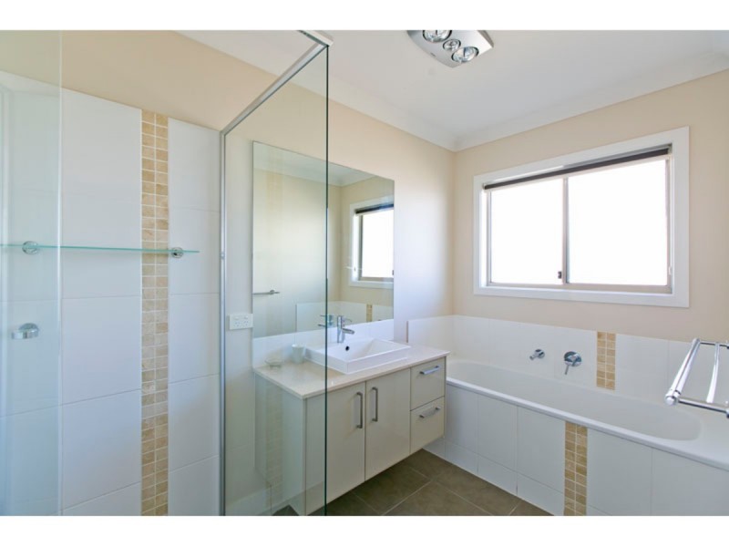 6 Lois Place, Redland Bay QLD 4165