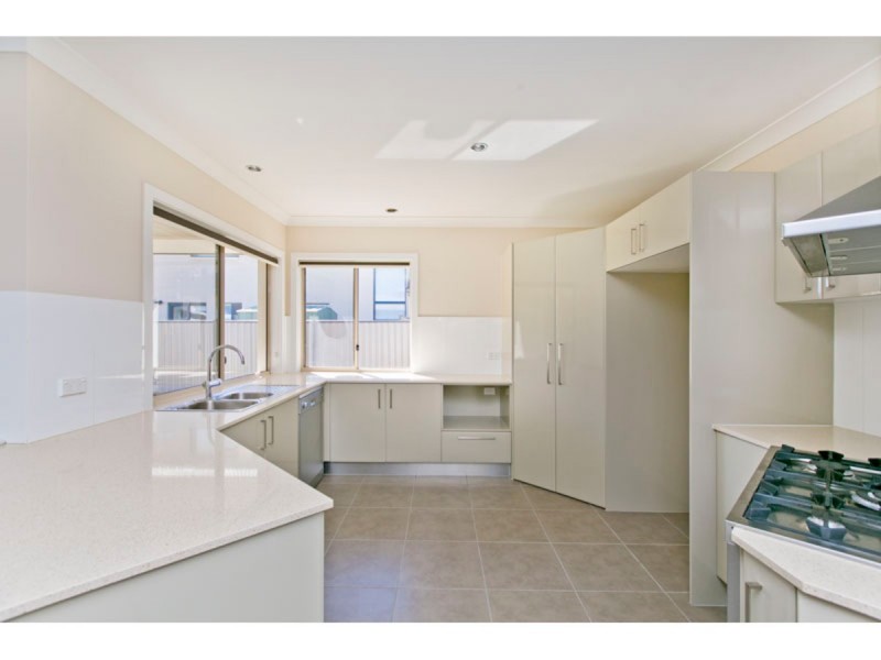 6 Lois Place, Redland Bay QLD 4165