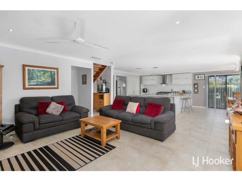 12 Ebony Crescent, Redland Bay QLD 4165