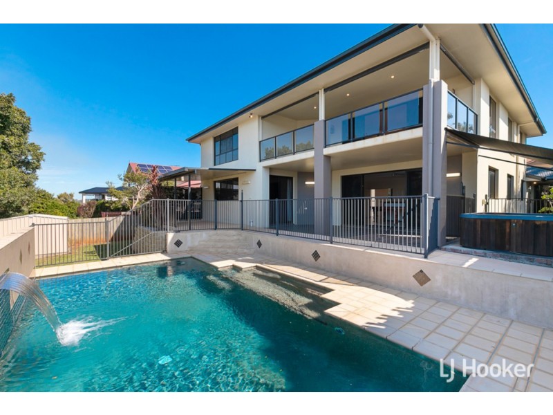 5 Bribie Close, Redland Bay QLD 4165
