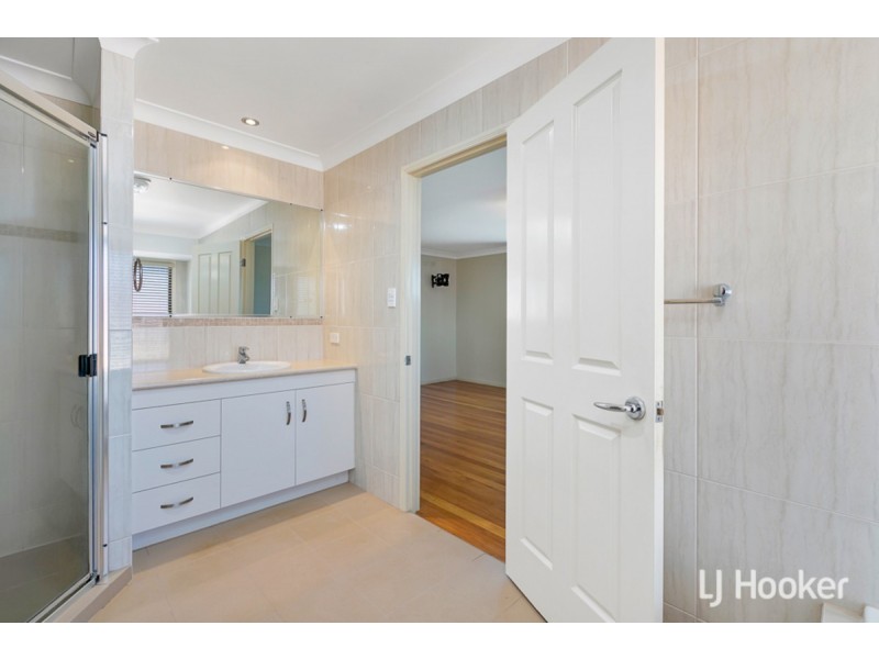 5 Bribie Close, Redland Bay QLD 4165