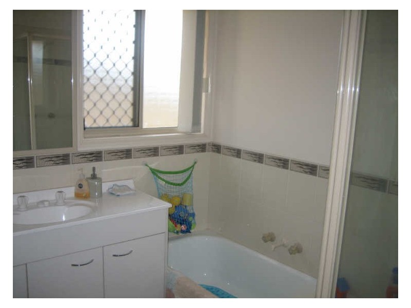 8 Daydream Street, Redland Bay QLD 4165