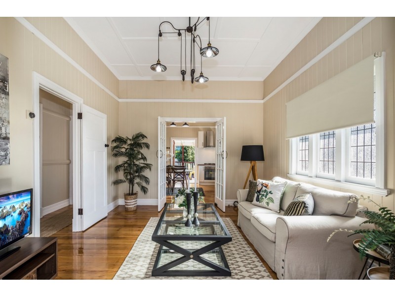 1081 Logan Road, Holland Park West QLD 4121