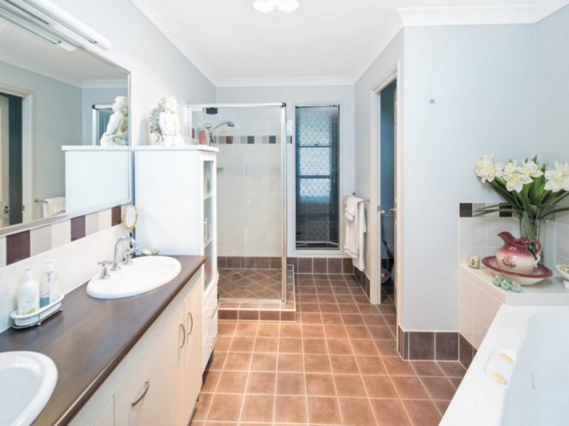77 Belford Drive, Wellington Point QLD 4160
