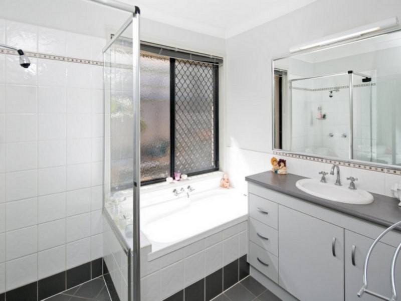 77 Belford Drive, Wellington Point QLD 4160