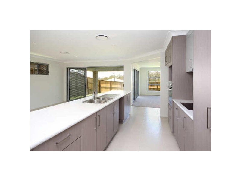 39 Emperor Drive, Redland Bay QLD 4165