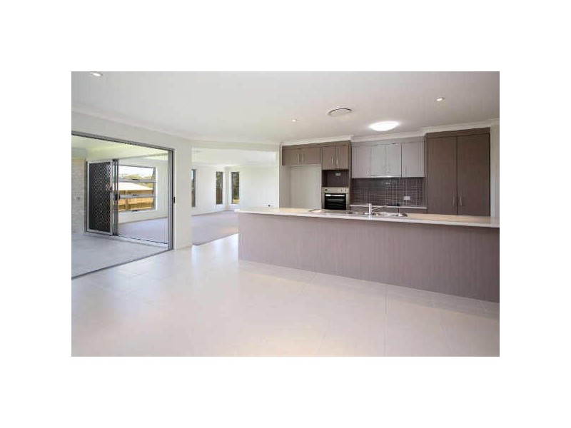39 Emperor Drive, Redland Bay QLD 4165