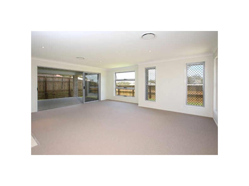 39 Emperor Drive, Redland Bay QLD 4165