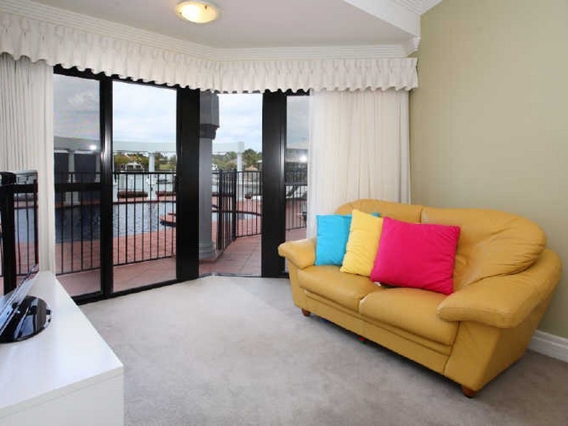 1 Mainroyal Court, Raby Bay QLD 4163