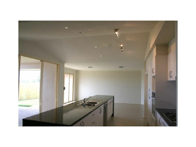 8 Pentecost Place, Redland Bay QLD 4165