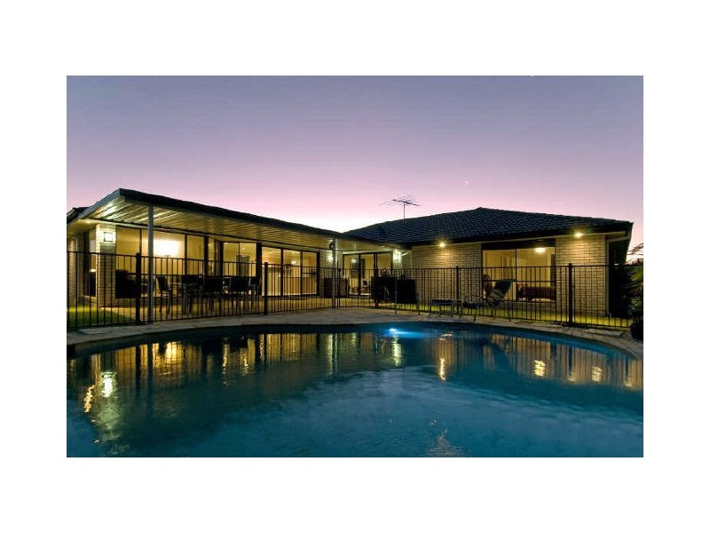 2 Newton Close, Redland Bay QLD 4165