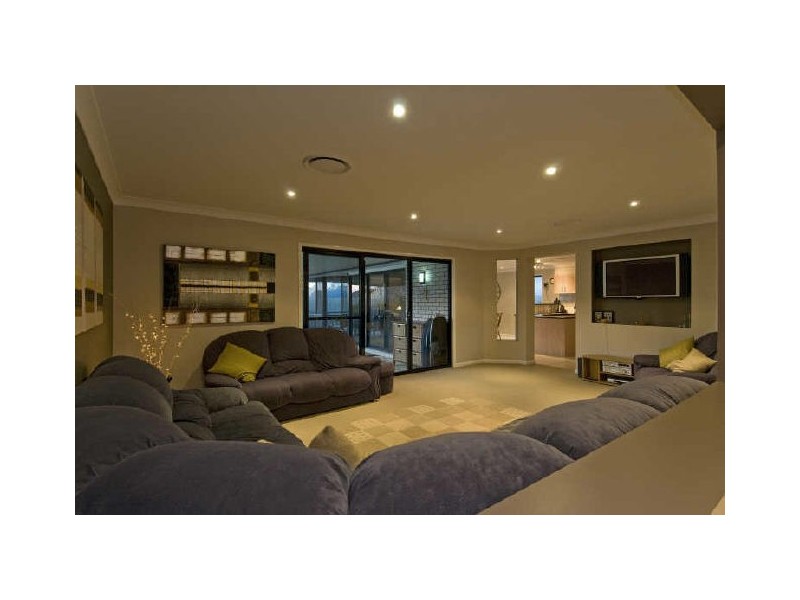2 Newton Close, Redland Bay QLD 4165
